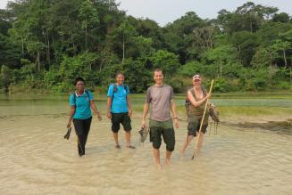 Tim Rayden (tweede van rechts) met partners van US Forest Service en REDD+ Congo. Foto: Sarah Banks