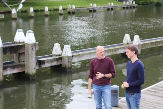 Roel Nozeman (rechts) met Mark Kemna: “Door te vragen naar FSC-hout geven wij een woud zelf economische waarde.” Roel Nozeman (rechts) met Mark Kemna: “Door te vragen naar FSC-hout geven wij een woud zelf economische waarde.”