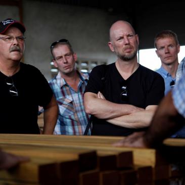 Houtimporteurs luisteren gebiologeerd naar uitleg over Surinaams hout door Greenheart Houtimporteurs luisteren gebiologeerd naar uitleg over Surinaams hout door Greenheart