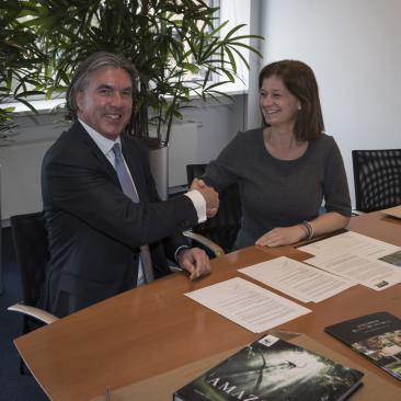 Eric Slokker (algemeen directeur Slokker Bouwgroep) en Liesbeth Gort (directeur FSC Nederland) Eric Slokker (algemeen directeur Slokker Bouwgroep) en Liesbeth Gort (directeur FSC Nederland)