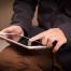 Man werkt op tablet